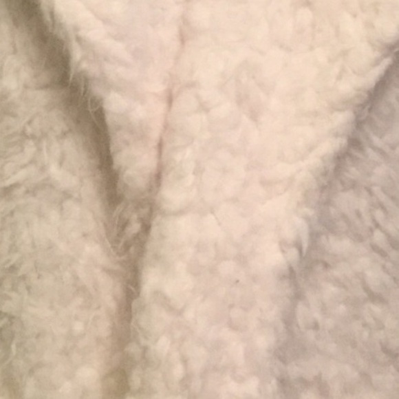 ๐HOST PICK๐CLEARANCE IVORY SHAGGY FAUX FUR COAT - Picture 6 of 7